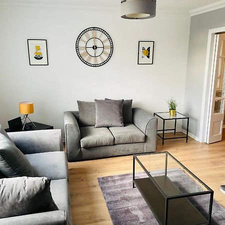 Wolverhampton Large 3 Bedrooms 5 Bed House Perfect For Short & Long Stays Contractors Business Nhs Insurance 1 Bathroom And Separate Wc Private Garden Driveway For 2 Large Vehicles Close To City Centre M6 M54 And Walsall Willenhall Cannock Property 외부 사진