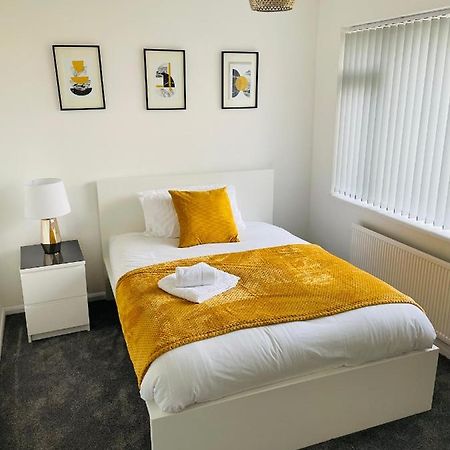 Wolverhampton Large 3 Bedrooms 5 Bed House Perfect For Short & Long Stays Contractors Business Nhs Insurance 1 Bathroom And Separate Wc Private Garden Driveway For 2 Large Vehicles Close To City Centre M6 M54 And Walsall Willenhall Cannock Property 외부 사진
