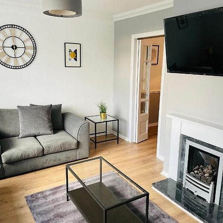 Wolverhampton Large 3 Bedrooms 5 Bed House Perfect For Short & Long Stays Contractors Business Nhs Insurance 1 Bathroom And Separate Wc Private Garden Driveway For 2 Large Vehicles Close To City Centre M6 M54 And Walsall Willenhall Cannock Property 외부 사진