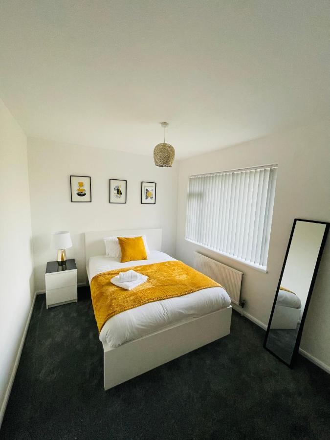 Wolverhampton Large 3 Bedrooms 5 Bed House Perfect For Short & Long Stays Contractors Business Nhs Insurance 1 Bathroom And Separate Wc Private Garden Driveway For 2 Large Vehicles Close To City Centre M6 M54 And Walsall Willenhall Cannock Property 외부 사진