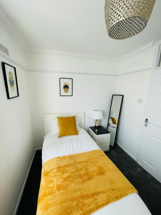 Wolverhampton Large 3 Bedrooms 5 Bed House Perfect For Short & Long Stays Contractors Business Nhs Insurance 1 Bathroom And Separate Wc Private Garden Driveway For 2 Large Vehicles Close To City Centre M6 M54 And Walsall Willenhall Cannock Property 외부 사진
