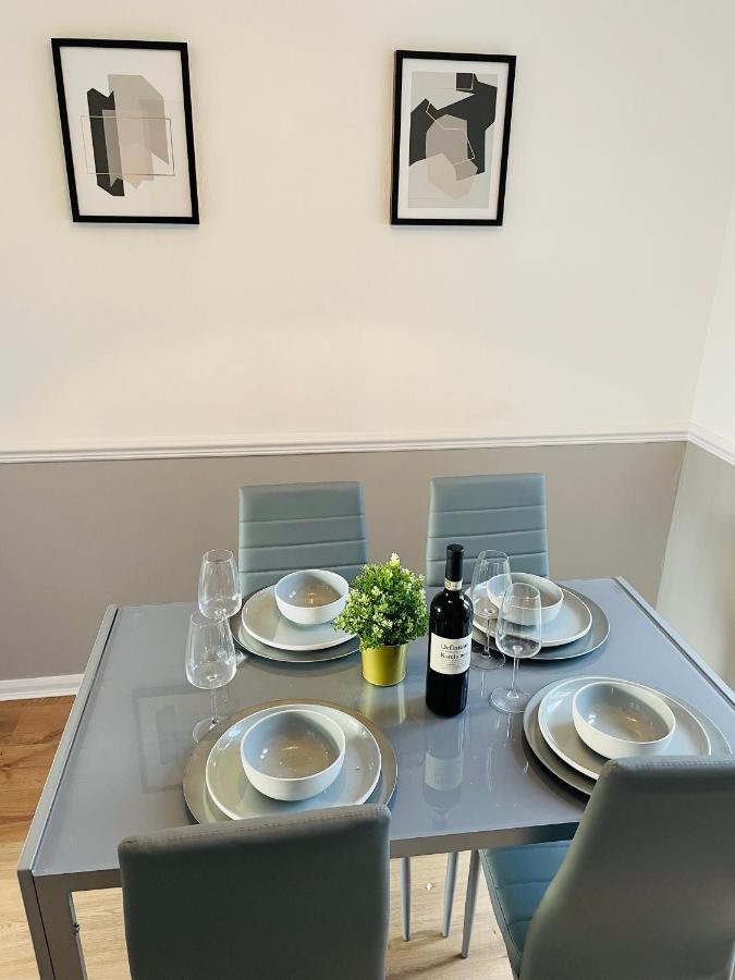 Wolverhampton Large 3 Bedrooms 5 Bed House Perfect For Short & Long Stays Contractors Business Nhs Insurance 1 Bathroom And Separate Wc Private Garden Driveway For 2 Large Vehicles Close To City Centre M6 M54 And Walsall Willenhall Cannock Property 외부 사진