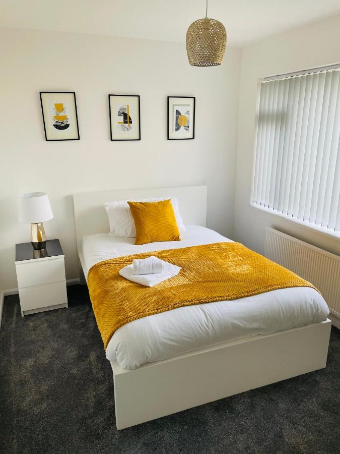 Wolverhampton Large 3 Bedrooms 5 Bed House Perfect For Short & Long Stays Contractors Business Nhs Insurance 1 Bathroom And Separate Wc Private Garden Driveway For 2 Large Vehicles Close To City Centre M6 M54 And Walsall Willenhall Cannock Property 외부 사진