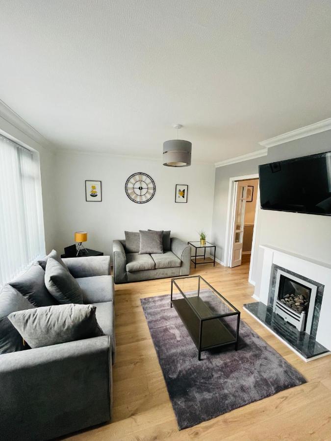 Wolverhampton Large 3 Bedrooms 5 Bed House Perfect For Short & Long Stays Contractors Business Nhs Insurance 1 Bathroom And Separate Wc Private Garden Driveway For 2 Large Vehicles Close To City Centre M6 M54 And Walsall Willenhall Cannock Property 외부 사진