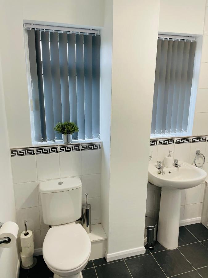 Wolverhampton Large 3 Bedrooms 5 Bed House Perfect For Short & Long Stays Contractors Business Nhs Insurance 1 Bathroom And Separate Wc Private Garden Driveway For 2 Large Vehicles Close To City Centre M6 M54 And Walsall Willenhall Cannock Property 외부 사진