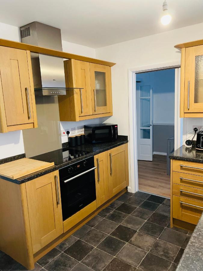 Wolverhampton Large 3 Bedrooms 5 Bed House Perfect For Short & Long Stays Contractors Business Nhs Insurance 1 Bathroom And Separate Wc Private Garden Driveway For 2 Large Vehicles Close To City Centre M6 M54 And Walsall Willenhall Cannock Property 외부 사진