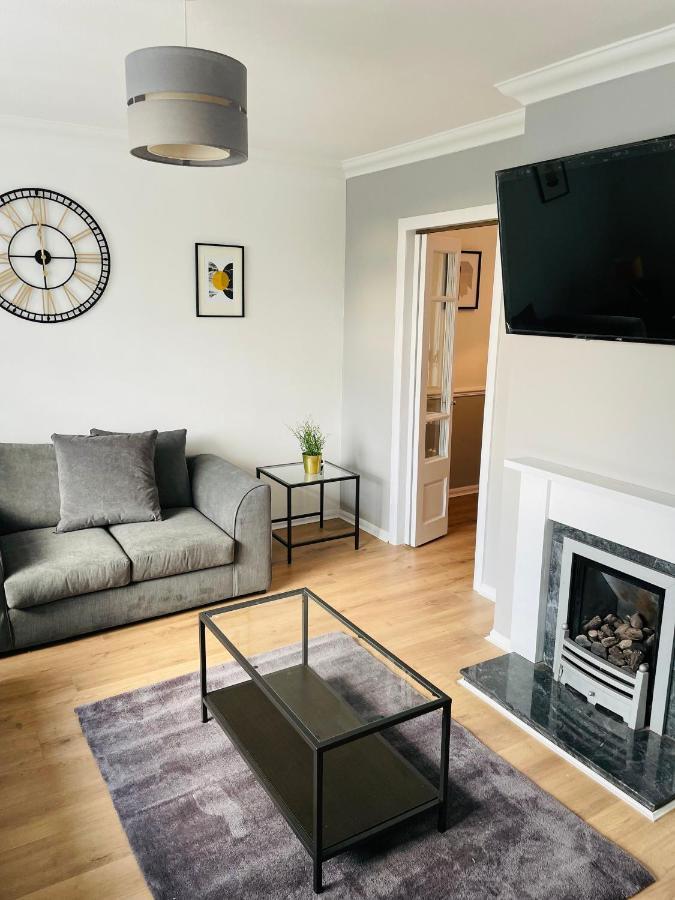 Wolverhampton Large 3 Bedrooms 5 Bed House Perfect For Short & Long Stays Contractors Business Nhs Insurance 1 Bathroom And Separate Wc Private Garden Driveway For 2 Large Vehicles Close To City Centre M6 M54 And Walsall Willenhall Cannock Property 외부 사진