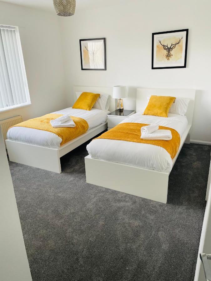 Wolverhampton Large 3 Bedrooms 5 Bed House Perfect For Short & Long Stays Contractors Business Nhs Insurance 1 Bathroom And Separate Wc Private Garden Driveway For 2 Large Vehicles Close To City Centre M6 M54 And Walsall Willenhall Cannock Property 외부 사진