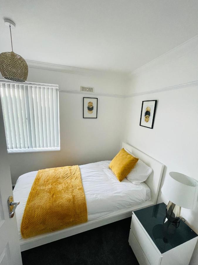 Wolverhampton Large 3 Bedrooms 5 Bed House Perfect For Short & Long Stays Contractors Business Nhs Insurance 1 Bathroom And Separate Wc Private Garden Driveway For 2 Large Vehicles Close To City Centre M6 M54 And Walsall Willenhall Cannock Property 외부 사진