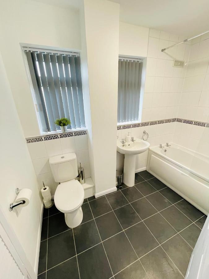 Wolverhampton Large 3 Bedrooms 5 Bed House Perfect For Short & Long Stays Contractors Business Nhs Insurance 1 Bathroom And Separate Wc Private Garden Driveway For 2 Large Vehicles Close To City Centre M6 M54 And Walsall Willenhall Cannock Property 외부 사진