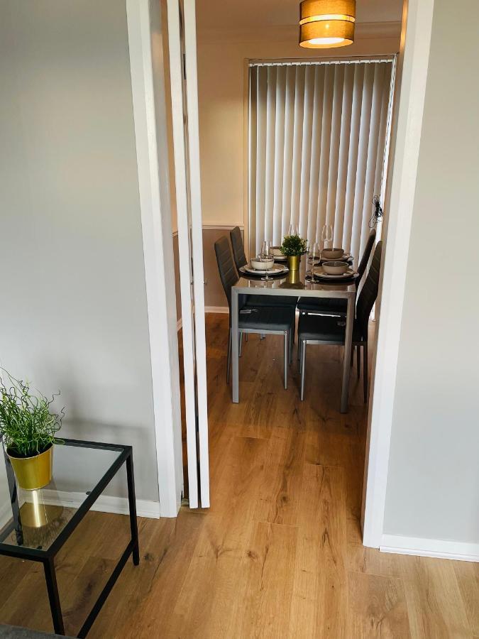 Wolverhampton Large 3 Bedrooms 5 Bed House Perfect For Short & Long Stays Contractors Business Nhs Insurance 1 Bathroom And Separate Wc Private Garden Driveway For 2 Large Vehicles Close To City Centre M6 M54 And Walsall Willenhall Cannock Property 외부 사진