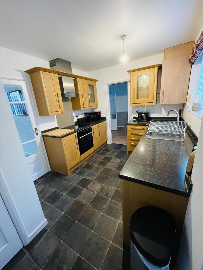 Wolverhampton Large 3 Bedrooms 5 Bed House Perfect For Short & Long Stays Contractors Business Nhs Insurance 1 Bathroom And Separate Wc Private Garden Driveway For 2 Large Vehicles Close To City Centre M6 M54 And Walsall Willenhall Cannock Property 외부 사진
