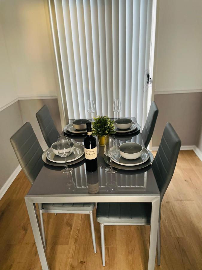 Wolverhampton Large 3 Bedrooms 5 Bed House Perfect For Short & Long Stays Contractors Business Nhs Insurance 1 Bathroom And Separate Wc Private Garden Driveway For 2 Large Vehicles Close To City Centre M6 M54 And Walsall Willenhall Cannock Property 외부 사진