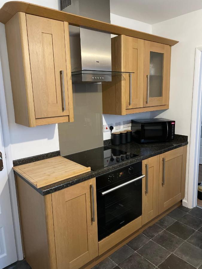 Wolverhampton Large 3 Bedrooms 5 Bed House Perfect For Short & Long Stays Contractors Business Nhs Insurance 1 Bathroom And Separate Wc Private Garden Driveway For 2 Large Vehicles Close To City Centre M6 M54 And Walsall Willenhall Cannock Property 외부 사진